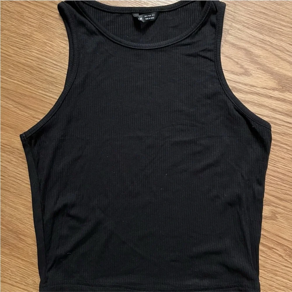 3/$13🌷 Cropped Rib Tank - Picture 2 of 4